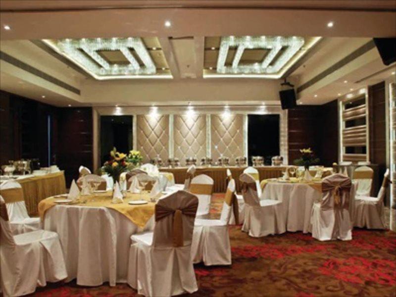 Hotel The Gaur Chandīgarh Zewnętrze zdjęcie